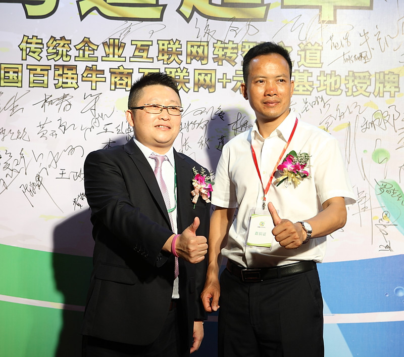 色虎看片软件总经理张总（左）和单仁集团佛山分公司总经理叶秋沃（右）