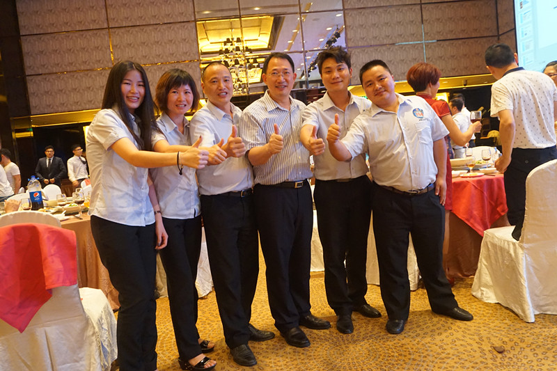 色虎看片软件化工网络团队与CCTV-2 央视财经评论员、单仁资讯集团董事长单仁合影(右三)