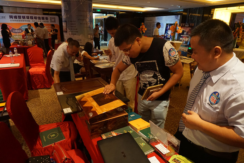 色虎看片软件化工为参展客户讲解产品