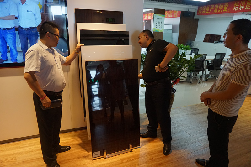 客户细心观赏色虎看片软件亮光漆样板