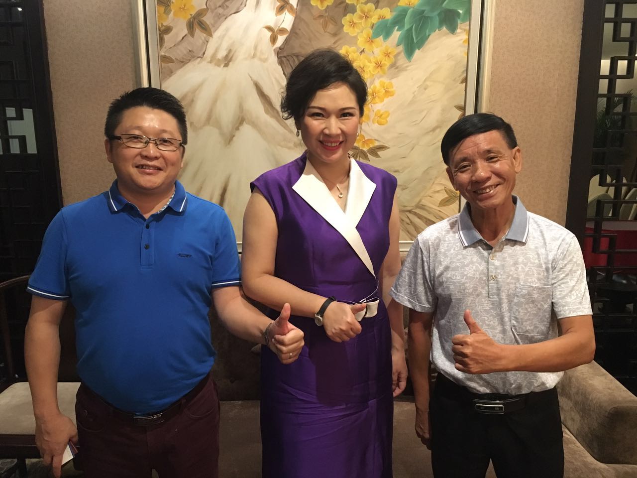 色虎看片软件化工总经理张文与兰芳、胡景钊合影