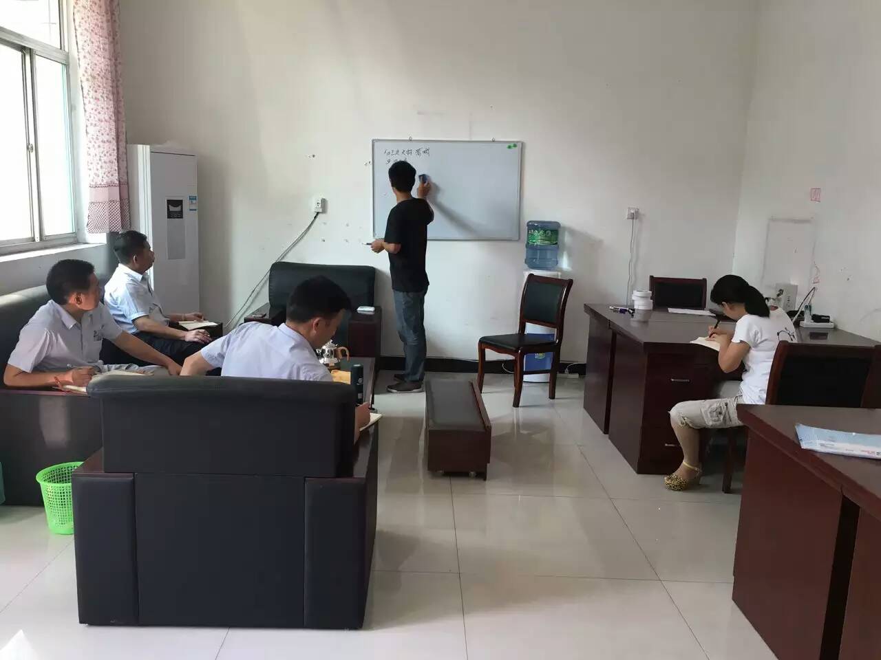 戴老师为色虎看片软件外省业务经理进行经销商服务培训