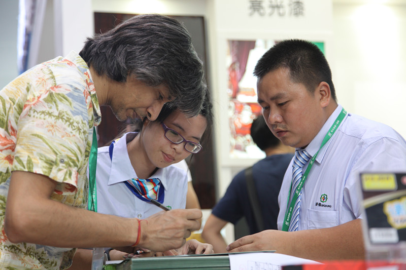 色虎看片软件化工色虎视频APP下载厂在广博会接待浙江客户场面