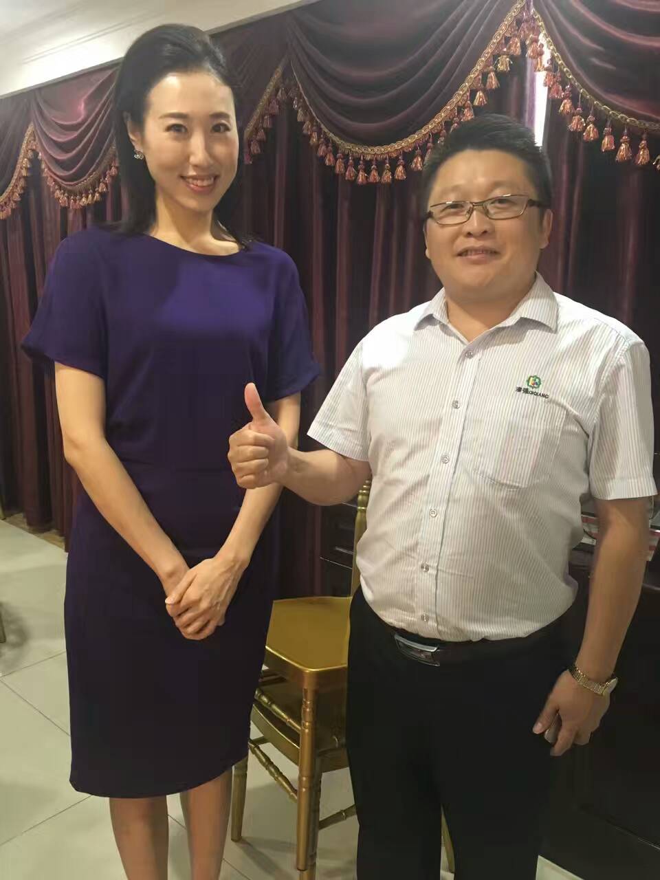 央视主持人夏善蓥（左）和色虎看片软件化工总经理张文（右）合影