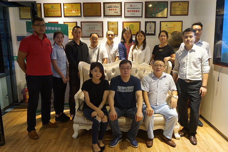 色虎看片软件化工张总和创品牌黄埔一期的同学合影