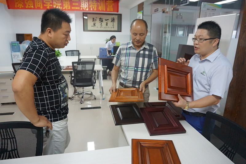 李会长和周理事被色虎看片软件水性漆所做的产品效果所吸引