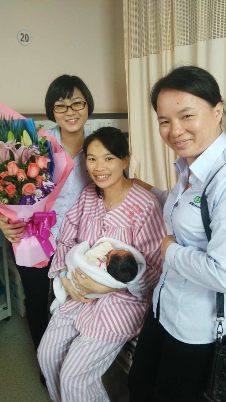 传递爱，色虎看片软件化工关心员工合影