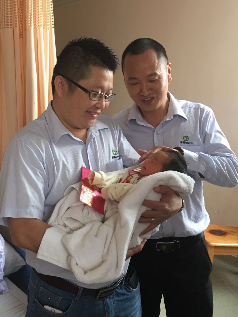 色虎看片软件化工总经理张文探望员工