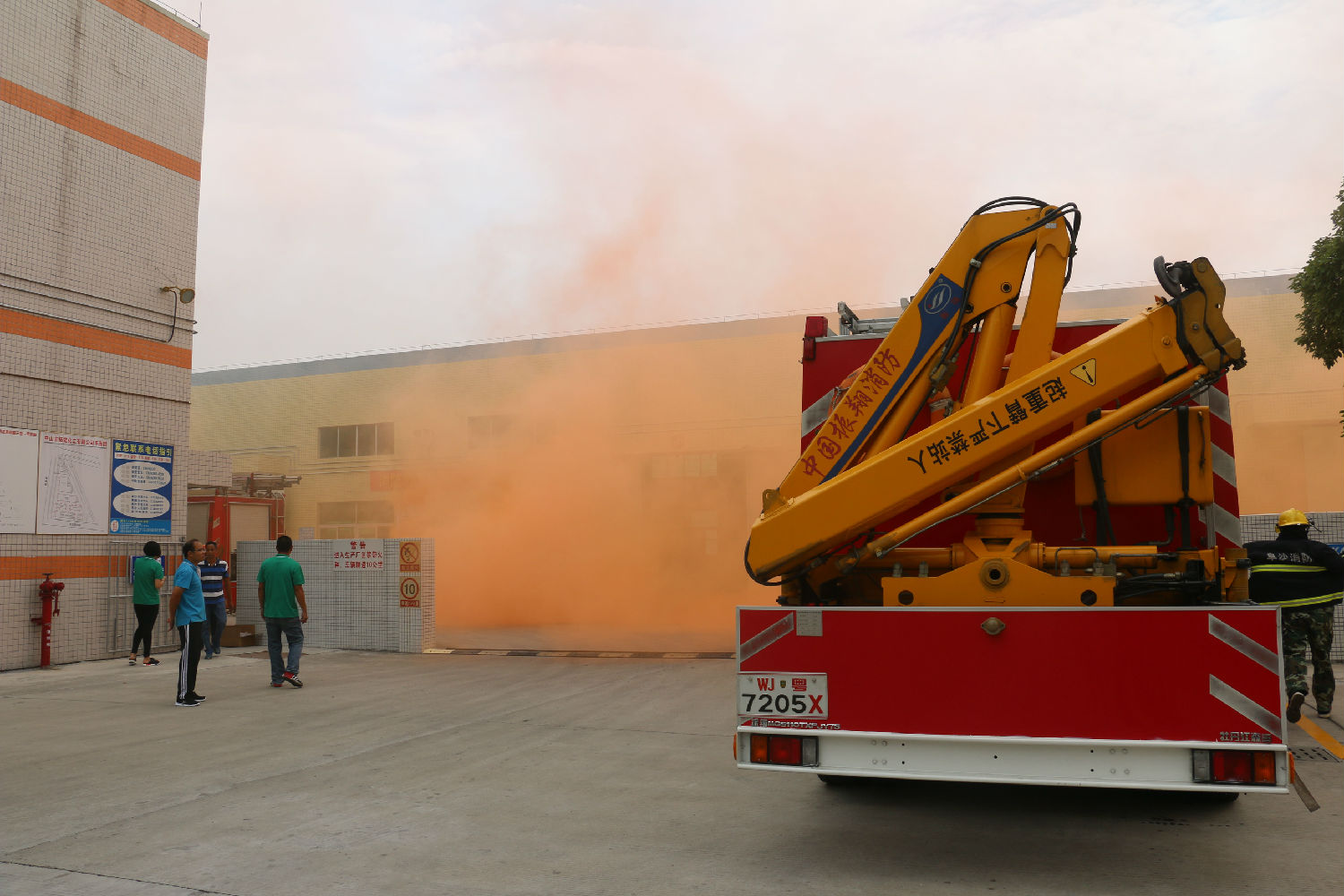 色虎看片软件化工消防演练 (1)