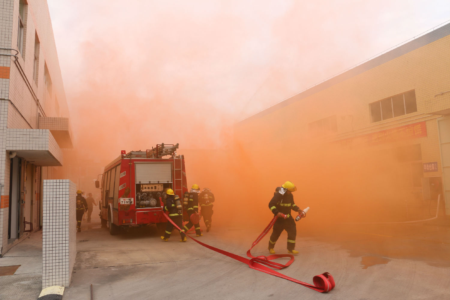 色虎看片软件化工消防演练 (3)